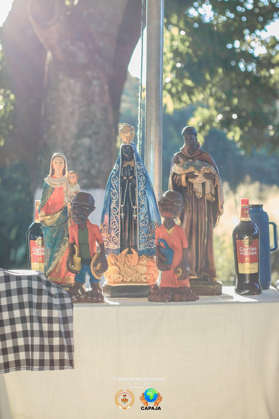 Altar com as imagens de Preto Velho e dos orixás