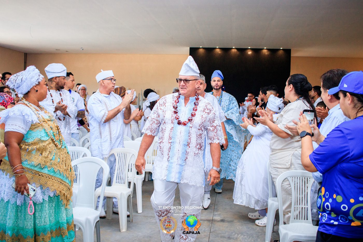 Chegada das lideranças religiosas entre a comunidade