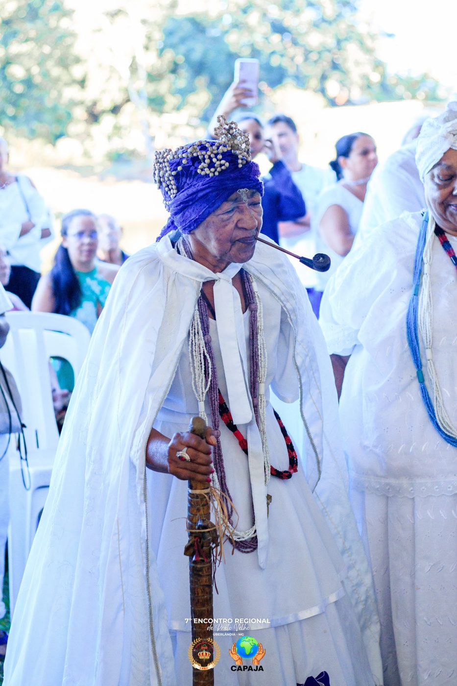 Ancião de terreiro com o cachimbo, símbolo do Preto Velho