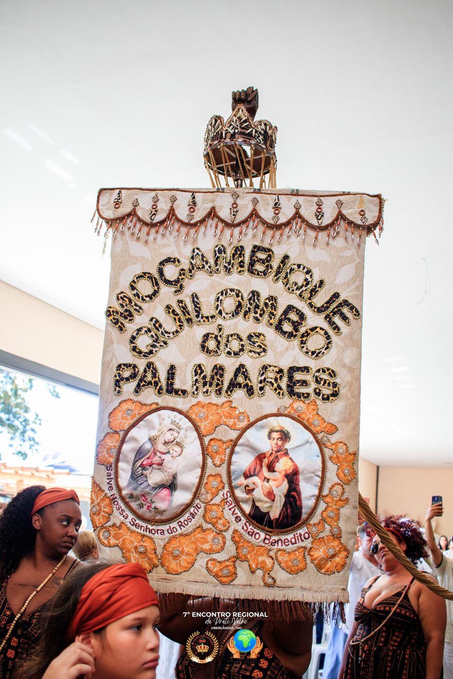 O Moçambique Quilombo dos Palmares com seu estandarte